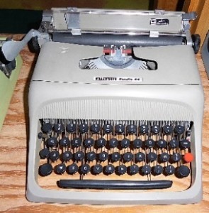 Macchine da scrivere manuali Olivetti, da tavolo e portatili Immagine 29