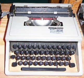 Macchine da scrivere manuali Olivetti, da tavolo e portatili Immagine 36